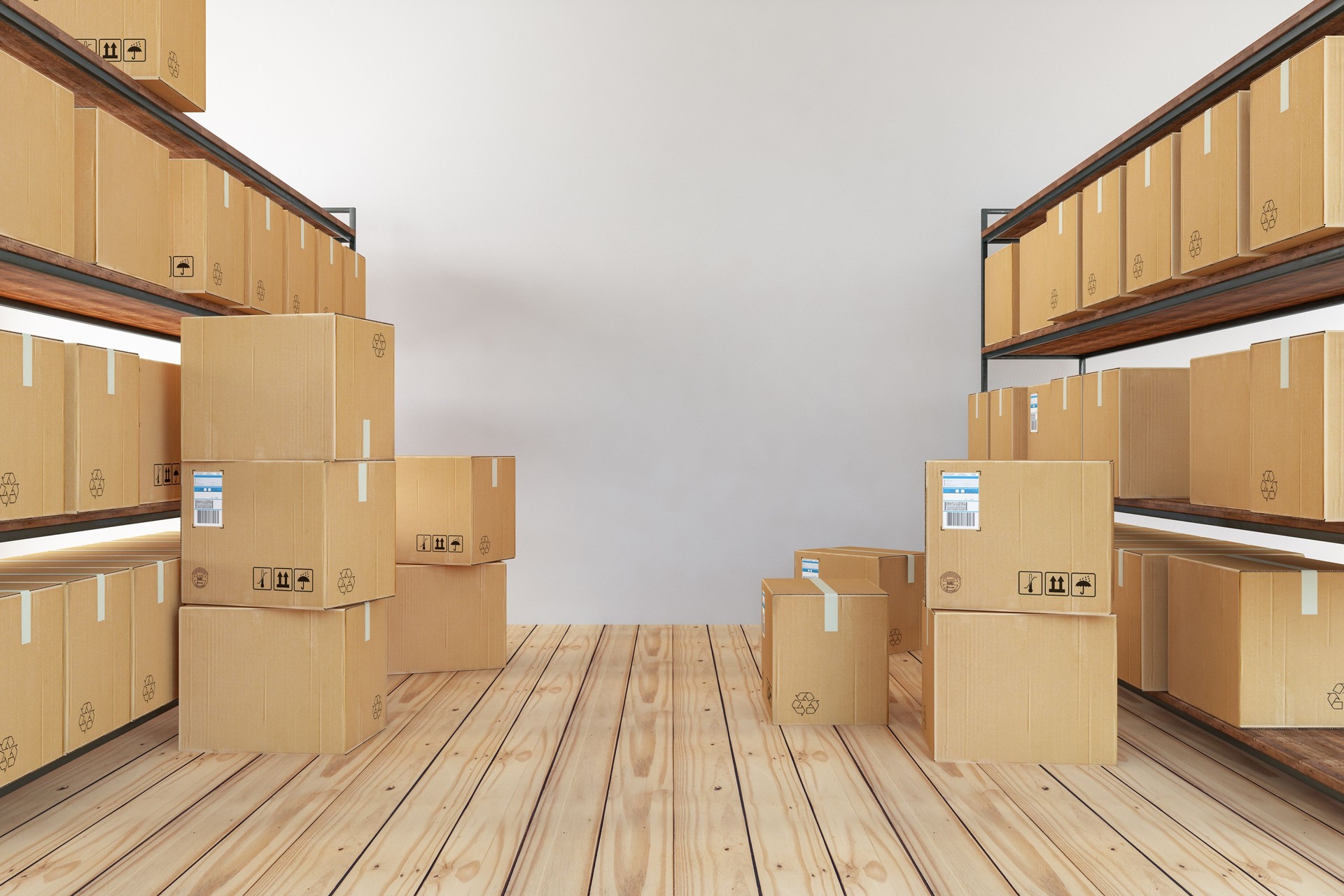 Cajas de cartón en los estantes de las  unidades de almacenamiento