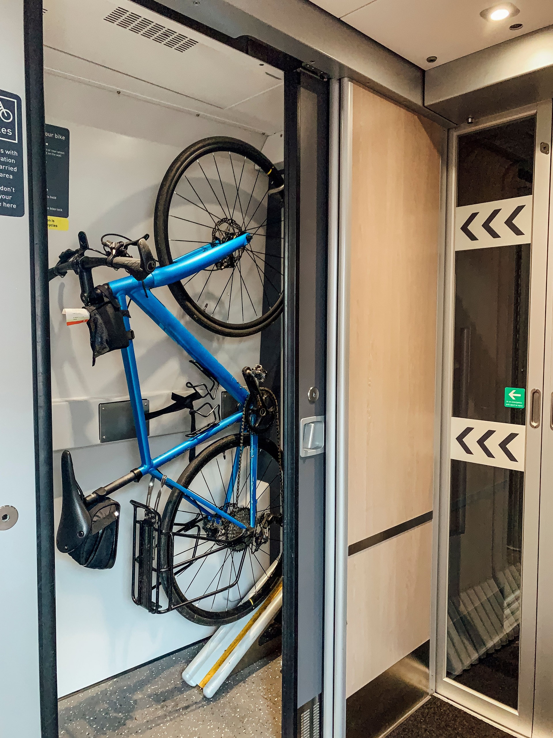 Portabicicletas en un tren.